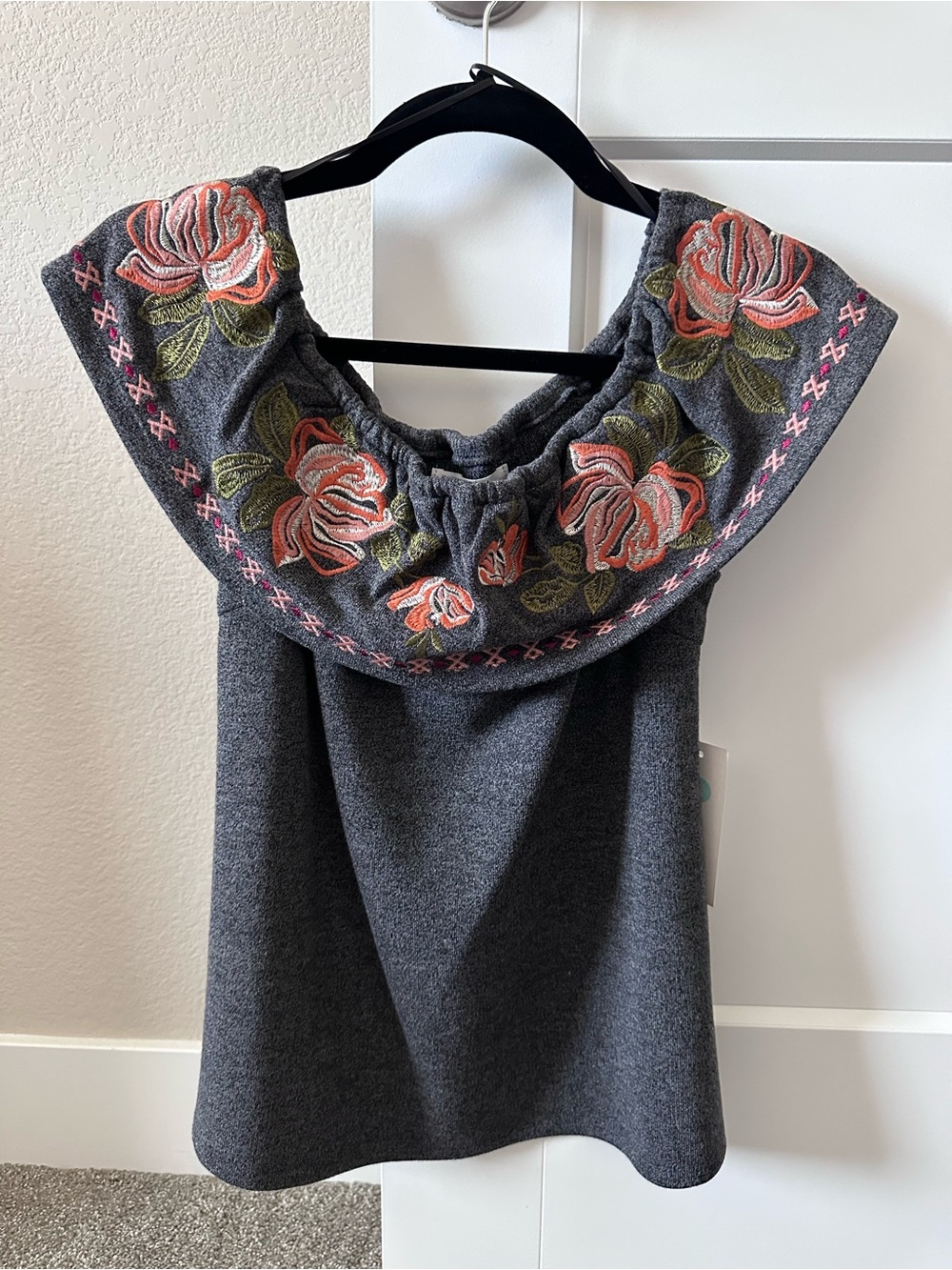 NWT THML Daisy Floral Embroidered Off Shoulder Knit Top Gray XS Stitch Fix
